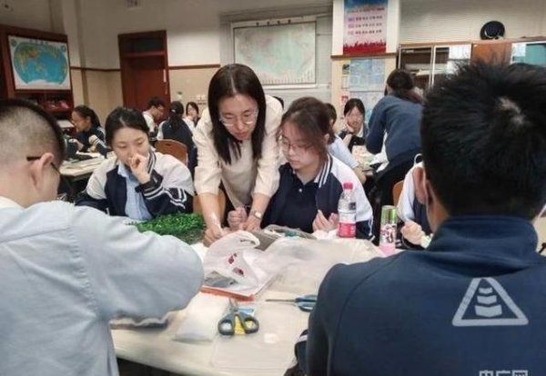 配资头条 扎根课堂点亮未来：克拉玛依老师如何用爱改变孩子？