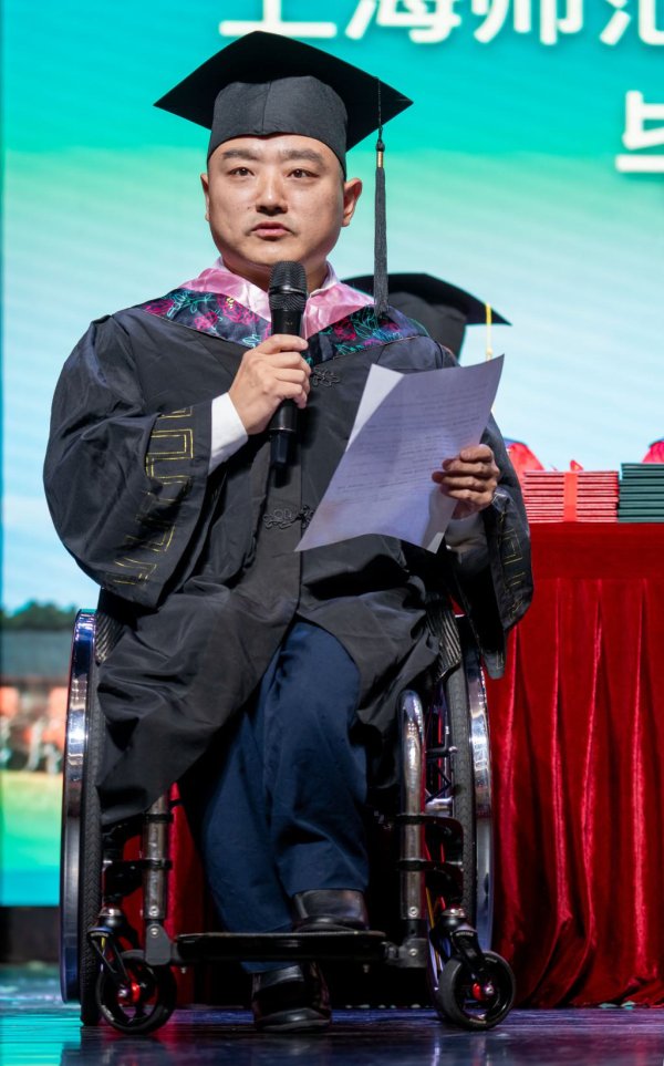 天津配资公司 从残疾辍学流浪到专升本毕业，轮椅上的他如何重塑自己的人生？